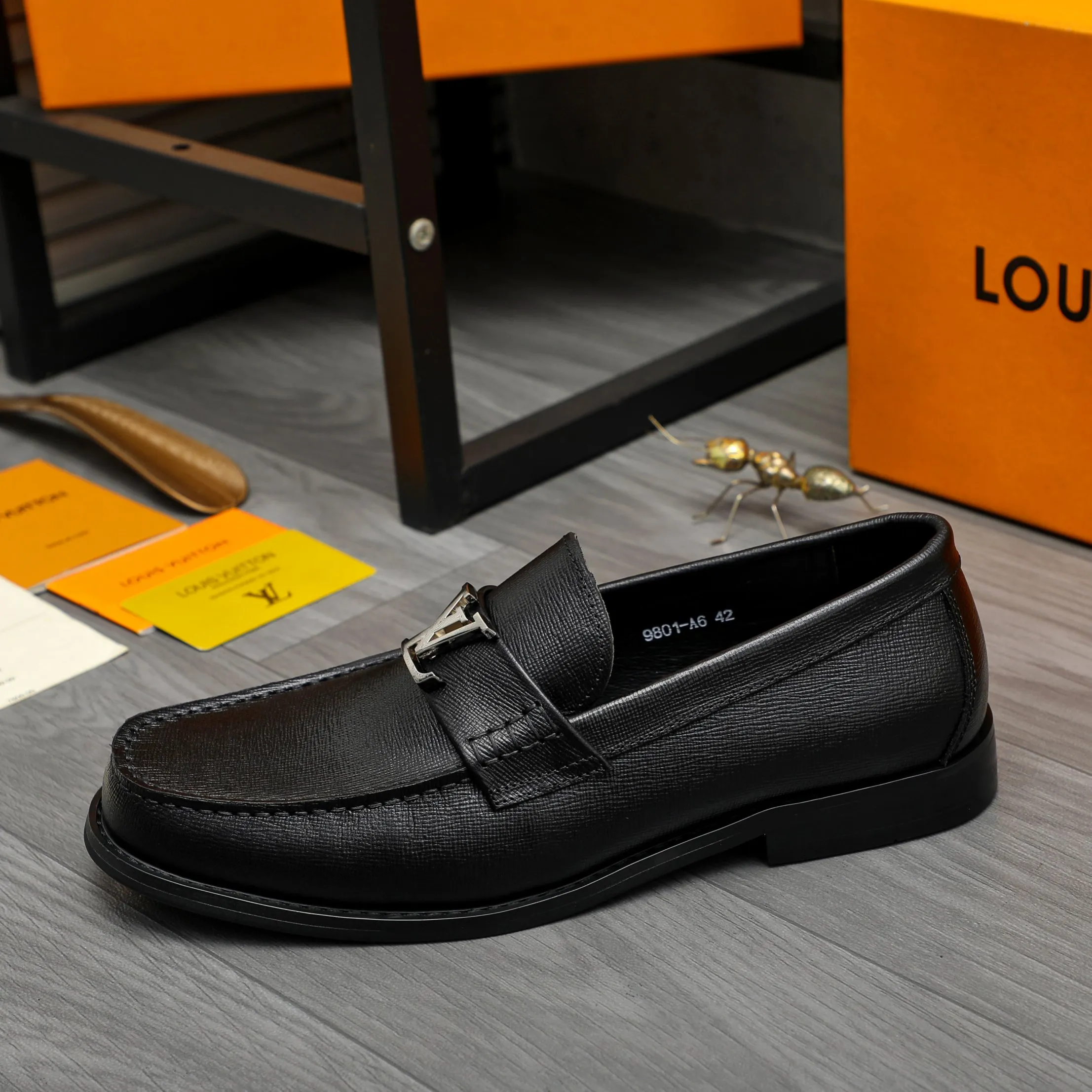 Men's shoes 💰p460 Product trademark: LV (Louis Vuitton) business slip-on leather shoes. Regular size: 38-45 (45 is custom-made and non-returnable) Product materials: Selected high-quality vertical grain cowhide upper, cowhide lining, original rubber outsole